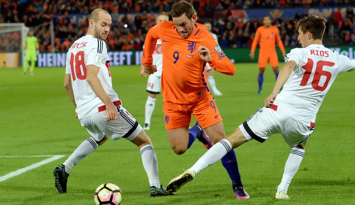 Vincent Janssen mencoba melewati hadangan dua pemain Belarus pada kualifikasi Piala Dunia 2018 di Stadion De Kuip, Rotterdam. Belanda menang 4-1. (REUTERS/United Photos/Toussaint Kluiters)