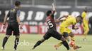 Striker Sriwijaya FC, Beto Goncalves, berebut bola dengan gelandang Barito Putera, Syahroni, pada laga Piala Presiden 2017 di Stadion I Wayan Dipta, Bali, Senin (13/2/2017). (Bola.com/Vitalis Yogi Trisna)