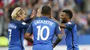 Para pemain Prancis merayakan gol Thomas Lemar (kanan) saat melawan Belanda pada kualifikasi Piala Dunia 2018 Grup A di Stade de France stadium, Saint-Denis, (31/8/2017). Prancis menang 4-0. (AP/Christophe Ena)