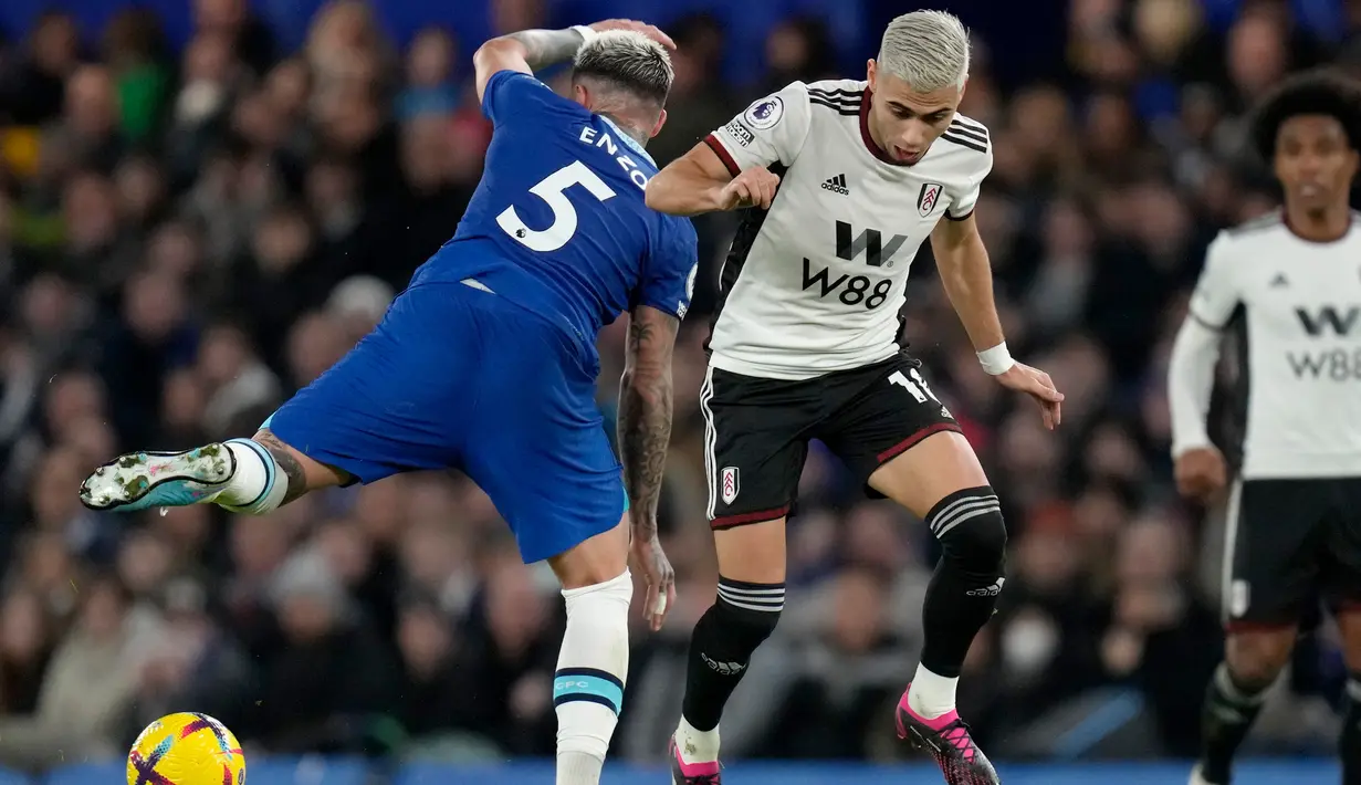 Pemain Fulham Andreas Pereira (tengah) berebut bola dengan pemain Chelsea Enzo Fernandez pada pertandingan sepak bola Liga Inggris di Stadion Stamford Bridge, London, Inggris, 3 Februari 2023. Enzo Fernandez memenangi duel dan melakukan tekel lebih banyak di antara pemain Chelsea manapun dalam pertandingan. (AP Photo/Kirsty Wigglesworth)