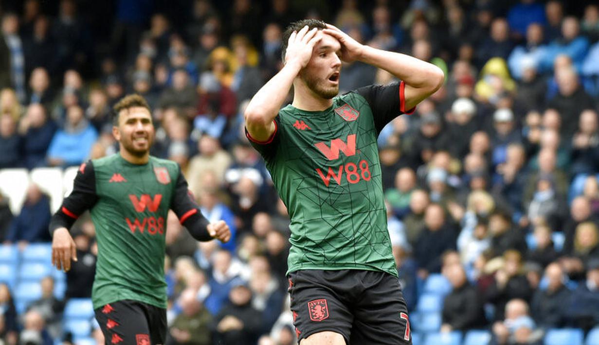 Pemain Aston Villa, John McGinn, tampak kecewa usai gagal membobol gawang Manchester City pada laga Premier League 2019 di Stadion Etihad, Sabtu (26/10). Manchester City menang 3-0 atas Aston Villa. (AP/Rui Vieira)