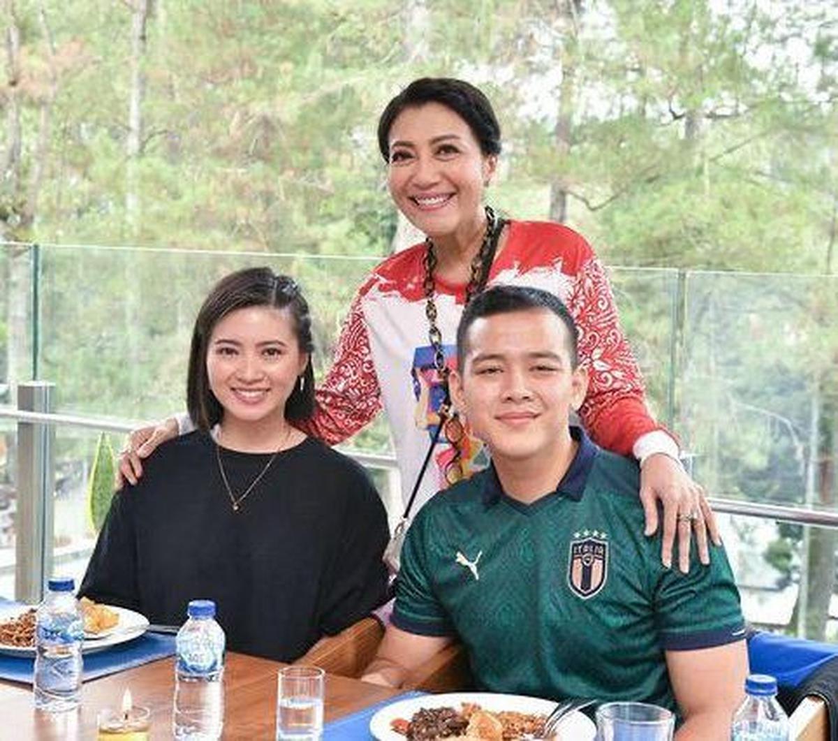 Inilah potret kebersamaan Angela dan Hafiz Akbar saat liburan di Bogor. Tampak Hetty Andika Perkasa merangkul putri dan juga Hafiz. Ketiganya tampak akrab.