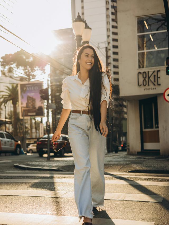 wanita september confident walking