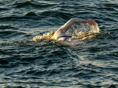 Gambar yang diambil 15 September 2019, perenang AS Sarah Thomas berenang  di Selat Dover, pantai selatan Inggris. Penyintas kanker payudara itu menjadi orang pertama yang berhasil berenang melintasi Selat Inggris empat kali berturut-turut tanpa henti pada Selasa 17 September. (HO/AFP/JON WASHER)