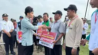 Gibran Tanam Padi Bersama Petani Ngawi, Beri Bantuan Mesin Tanam hingga Traktor