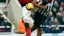 Bek Manchester United, Phil Jones berebut bola dengan pemain Newcastle United, Salomon Rondon  selama pertandingan lanjutan Liga Inggris di St James 'Park (2/1). MU menang 2-0 atas Newcastle. (Owen Humphreys/PA via AP)