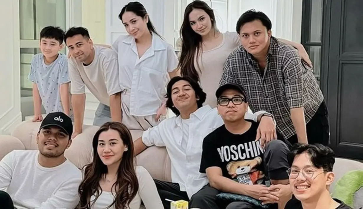 Mengetahui sahabatnya jadi bulan-bulanan para pembenci di jagat maya, pelantun lagu 'Sisa Rasa' itu langsung pasang badan. Dalam unggahan Aaliyah, penyanyi asal Bali itu menuliskan doa di kolom komentar. “Makin dinaikin derajatnya. Amin!” tulis Mahalini. (Liputan6.com/IG/@aanstory)
