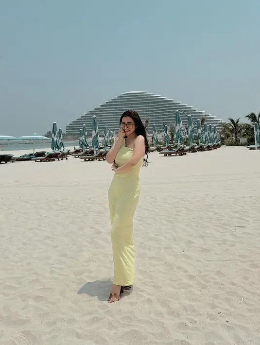 Felicya Angelista berpose di padang pasir mengenakan sebuah dress panjang tanpa lengan berwarna kuning. [Foto: Instagram/felicyangelista_]