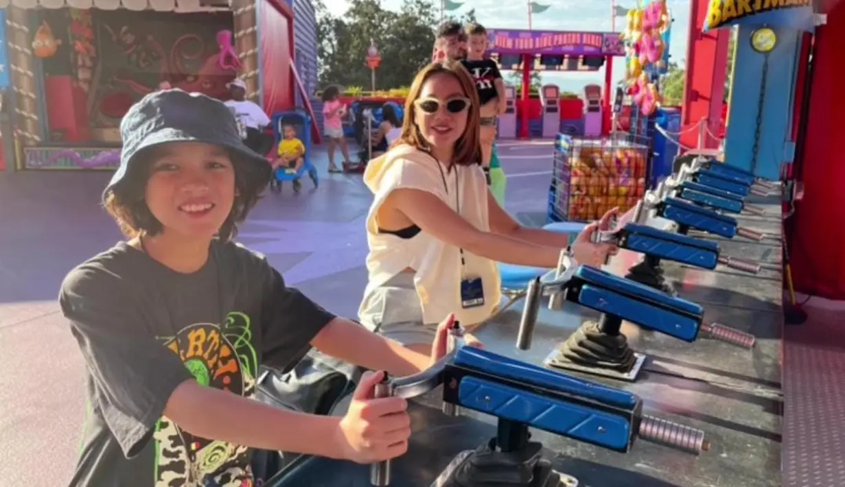 Di sana mereka bermain banyak hal. [instagram/bclsinclair]