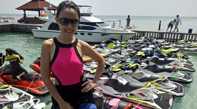 Putri Patricia usai mengendarai jetski ke Pulau Sepa, Kepulauan Seribu