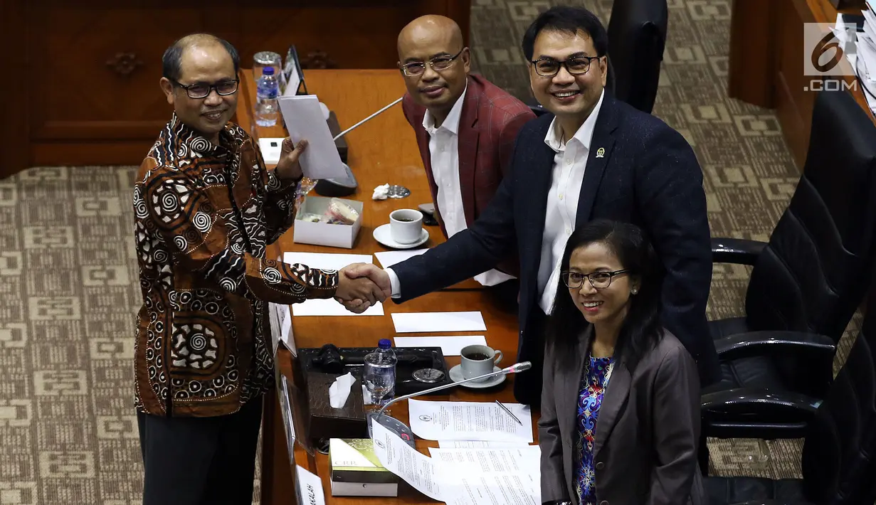 Calon Pimpinan KPK I Nyoman Wara berjabat tangan dengan Ketua Komisi III DPR Aziz Syamsuddin (kanan) usai menerima amplop berisi tema makalah yang harus dibuat, saat uji kelayakan dan kepatutan capim KPK di Kompleks Parlemen, Senayan, Jakarta, Senin (9/9/2019). (Liputan6.com/Johan Tallo)