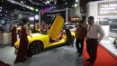 Sejumlah brand akan melakukan peluncuran model baru, world premiere, serta menghadirkan first appearance dan test drive eksklusif. Tampak dalam foto, pengunjung melihat-lihat mobil yang dipamerkan saat International Motor Show (IIMS) 2026 di JIExpo Kemayoran, Jakarta, Kamis (5/2/2026). (Kapanlagi.com/Budy Santoso)
