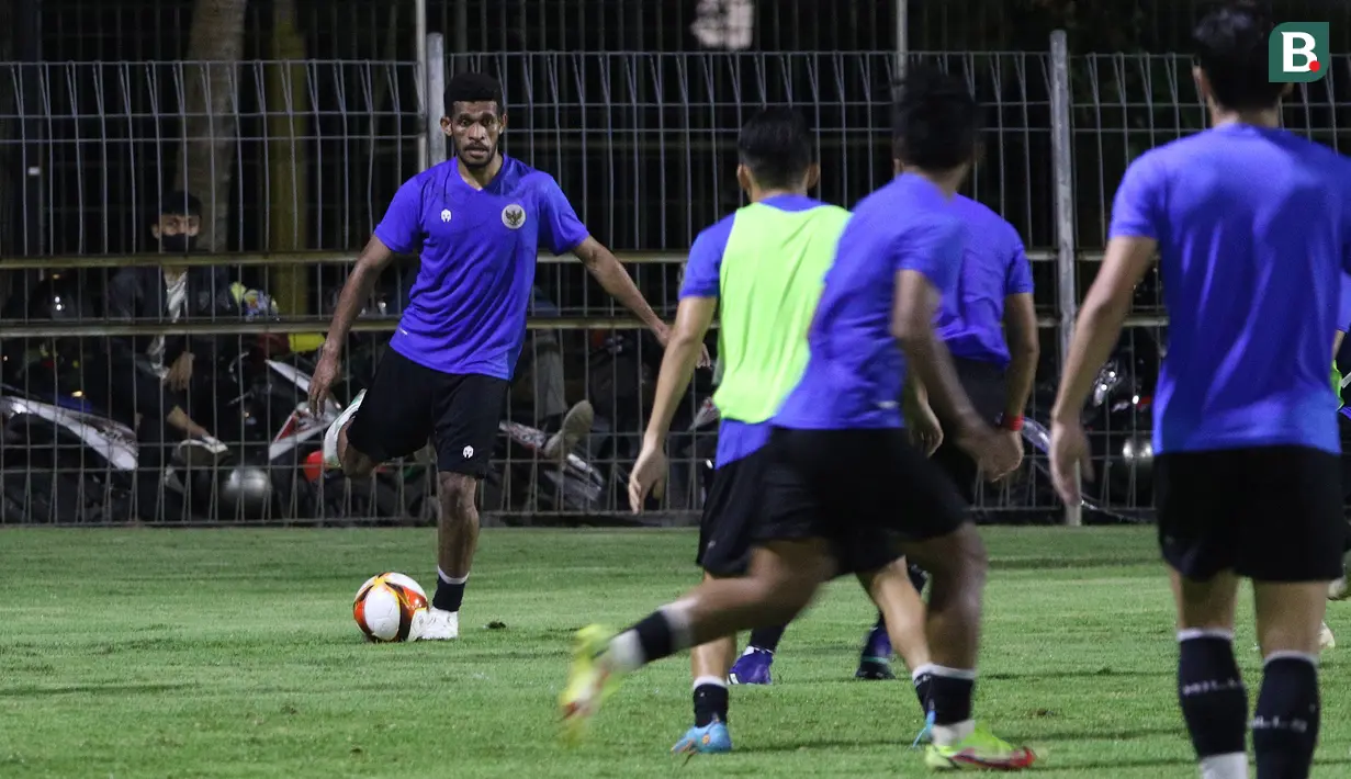 <p>Keberadaan Ricky Kambuay tentu sudah tak asing buat Shin Tae-yong. Pemain anyar Persib Bandung tersebut merupakan andalan Shin Tae-yong di Timnas Indonesia senior pada Piala AFF 2020. (Bola.com/Ikhwan Yanuar)</p>