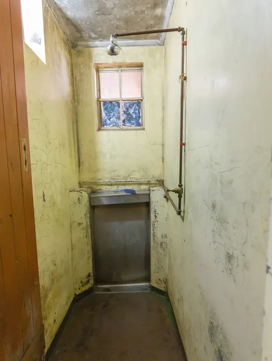 Kondisi kamar mandi yang digunakan oleh 15 orang di asrama Glebelands di Provinsi Kwazulu-Natal, Durban, Afrika Selatan pada 23 September 2017. (AFP Photo/Rajesh Jantilal)