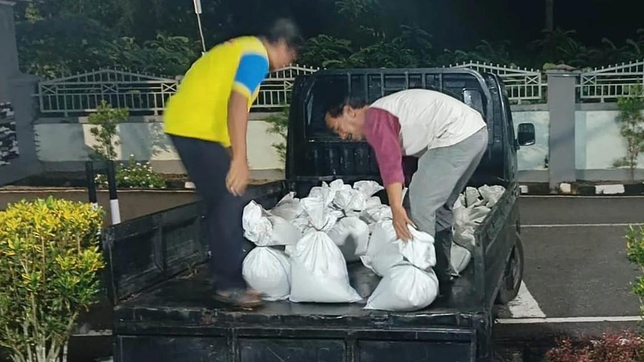 FOTO: TNI AL Gagalkan Penyelundupan 4, 25 Ton Pasir Timah Ilegal di Bangka