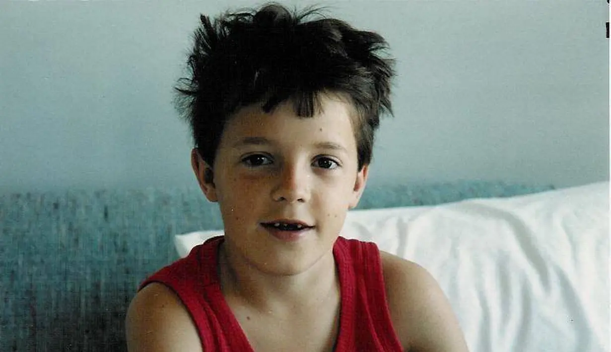 Nah, kalau ini siapa yang bisa menebak? Yup, cowok kecil dengan rambut berantakan dalam foto itu adalah Jason Mraz (Pinterest)