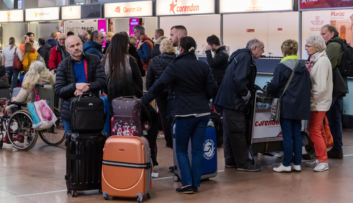 Penumpang menunggu informasi penerbangan di Bandara Brussels, Zaventem, Belgia, Rabu (13/2). Hingga saat ini Skeyes belum dapat memprediksi jumlah penumpang yang akan terimbas pembatalan penerbangan. (AP Photo/Geert Vanden Wijngaert)