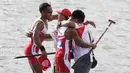 Pasangan Indonesia, Anwar Tara dan Yuda Firmansyah, selebrasi usai menjadi yang tercepat pada SEA Games 2019 cabang kano nomor 1000 meter putra di Subic, Filipina, Jumat (6/12). Pasangan Indonesia berhasil meraih medali emas. (Bola.com/M iqbal Ichsan)