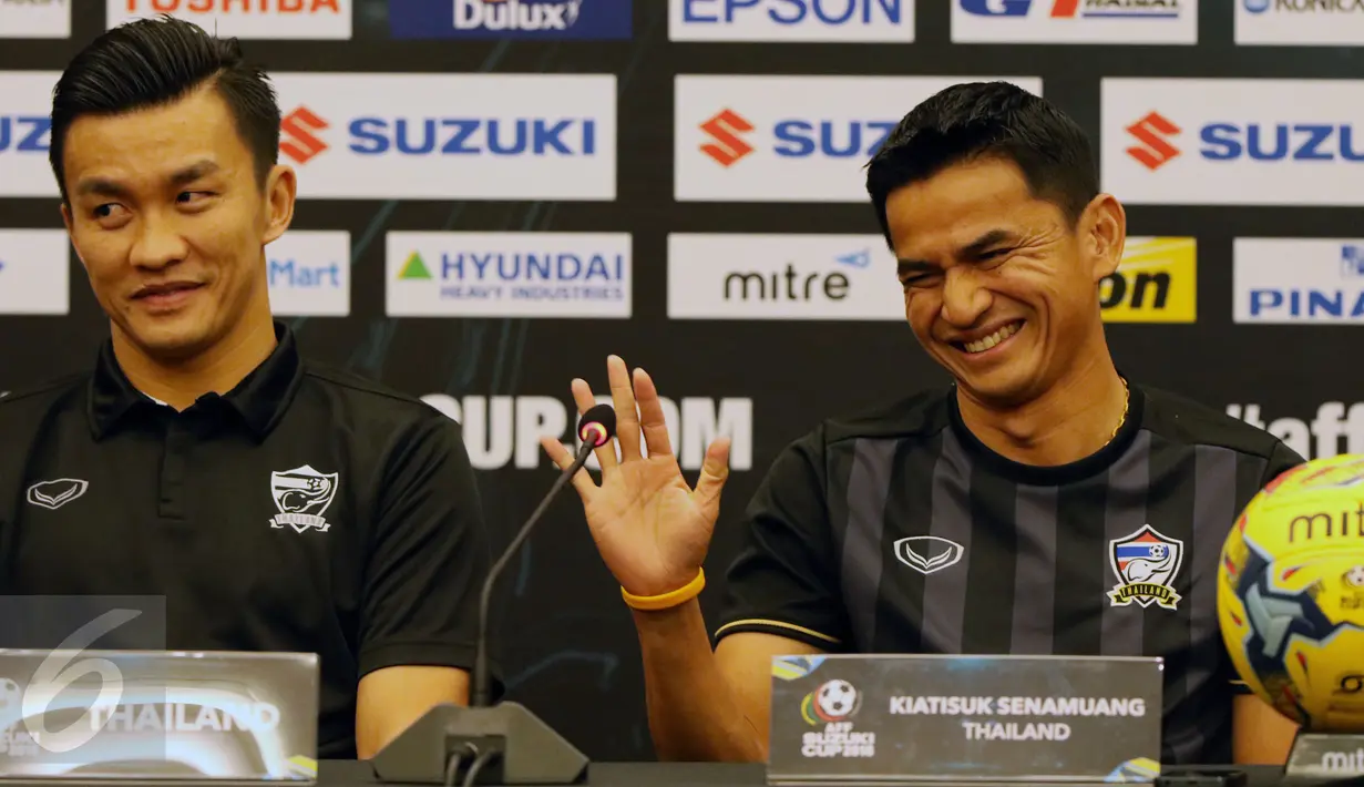 Pelatih Thailand, Kiatisuk Senamuang (kanan) bersama pemainnya saat memberi keterangan jelang laga final di Hotel Aston, Bogor, Selasa (13/12). Indonesia akan melakoni laga melawan Thailand di Stadion Pakansari (14/12). (Liputan6.com/Helmi Fithriansyah)
