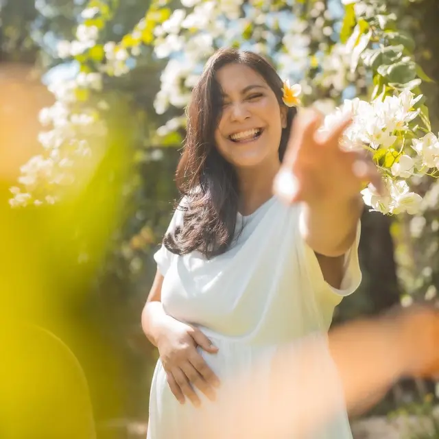 Pemotretan Dadakan, Ini 6 Potret Maternity Shoot Caca Tengker yang Unik