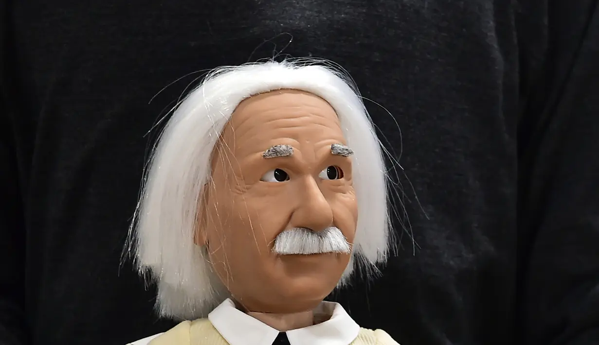 Robot berwajah Profesor Albert Einstein di Consumer Electronic Show (CES) 2017 di Las Vegas, Nevada, AS (5/1). Uniknya robot ini dapat mengajarkan berbagai ilmu matematika dan mata pelajaran yang lainnya. (AFP Photo/ Frederic J. Brown)