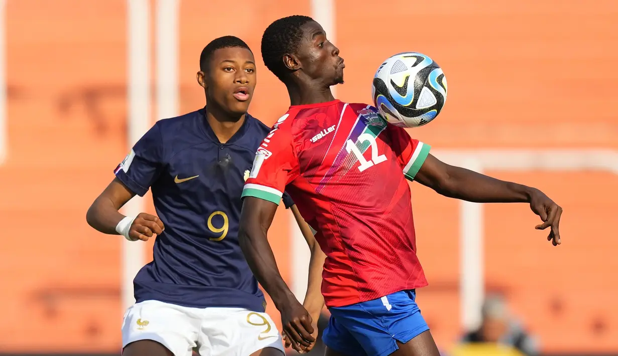 Pemain Gambia U-20, Muhammed Jobe (kanan) berusaha mengontrol bola dibayangi pemain Prancis U-20, Malamine Efekele pada laga lanjutan Grup F Piala Dunia U-20 2023 di Stadion Malvinas, Argentina, Jumat (26/05/2023) WIB. Laga berakhir dengan skor 2-1 untuk kemenangan Gambia. (AP Photo/Natacha Pisarenko)