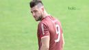 Marko Simic menyimak arahan pelatih saat sesi latihan jelang melawan Tampines Rovers Piala AFC 2018 di Lapangan ABC, Senayan, Jakarta (27/2/2018). Marko Simic menjadi menjadi salah satu andalan Persija musim 2018. (Bola.com/Nick Hanoatubun)