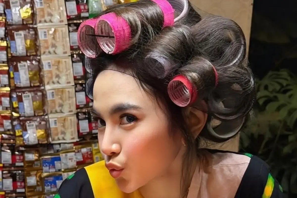 Mahalini Kenakan Daster Roll Rambut saat Ulang Tahun ke-26. [@mahaliniraharja]