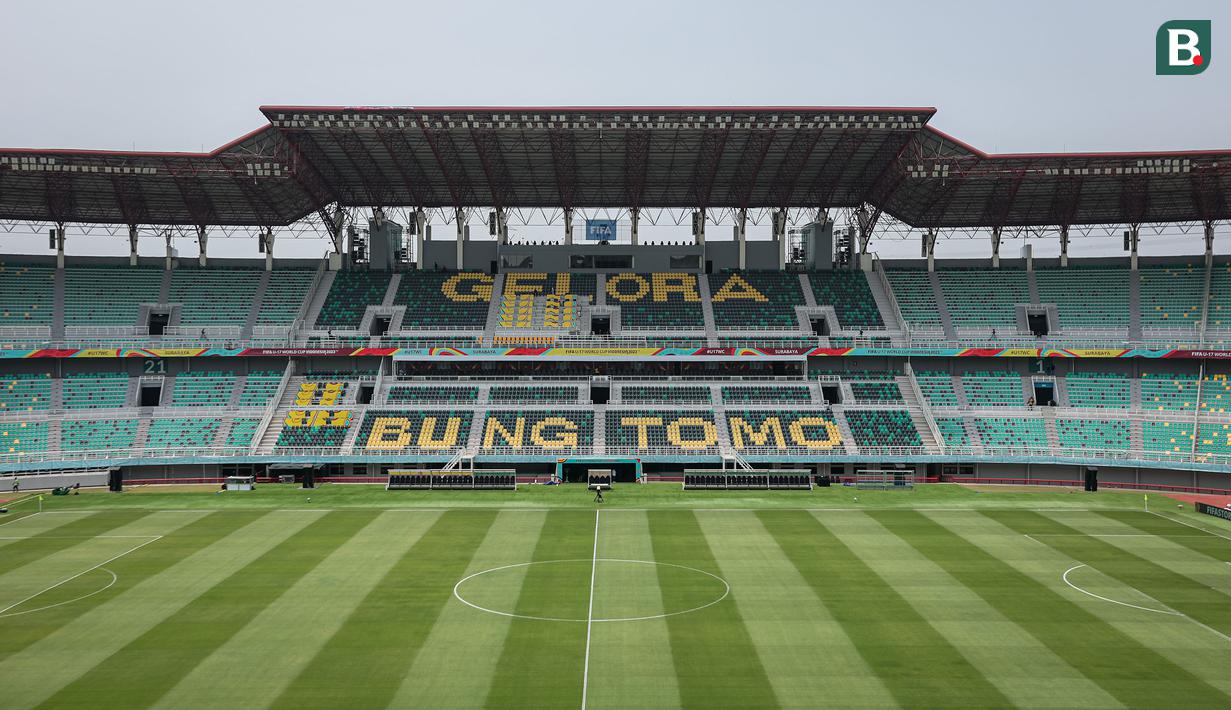 Suasana dalam Stadion Gelora Bung Tomo (GBT) Surabaya, Jawa Timur, Kamis (9/11/2023) menjelang pembukaan Piala Dunia U-17 2023 yang akan diselenggarakan pada Jumat, 10 November 2023. (Bola.com/Bagaskara Lazuardi)