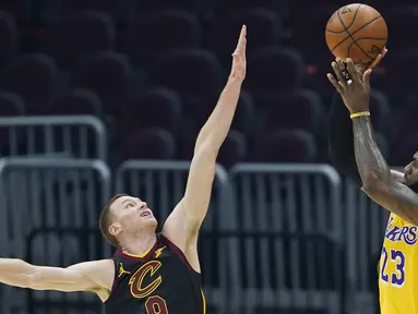 Pebasket Cleveland Cavaliers, Dylan Windler (kiri) meghalangi pebasket LA Lakers, LeBron James dalam laga lanjutan babak reguler NBA di Quicken Loans Arena, Selasa (26/1/2021). (Foto: AP Photo/Tony Dejak)