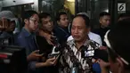 Menristekdikti, Mohamad Nasir memberikan keterangan kepada media usai mengunjungi KPK di Jakarta, Kamis (29/11). Kunjungan M Nasir tersebut untuk membicarakan kerjasama antar kedua lembaga terkait pencegahan anti korupsi. (Liputan6.com/Herman Zakharia)