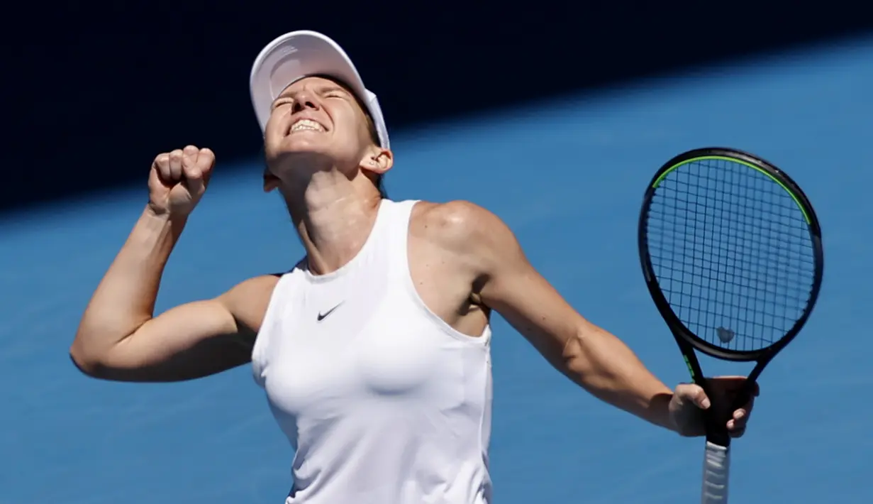 Petenis Rumania, Simona Halep bergembira setelah berhasil mengalahkan Anett Kontaveit dari Estonia pada perempat final kejuaraan tenis Australia Terbuka di Melbourne, Australia (29/1/2020). Simona Halep menang mudah 6-1, 6-1. (AP Photo/Andy Wong)