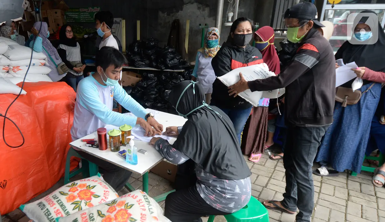 Warga mengantre untuk menerima dua paket sembako dari Kementerian Sosial dan Presiden di Kelurahan Pondok Benda, Tangerang Selatan, Minggu (25/10/2020). Paket sembako tersebut diberikan kepada 475 warga di seluruh Kelurahan Pondok Benda. (merdeka.com/Dwi Narwoko)
