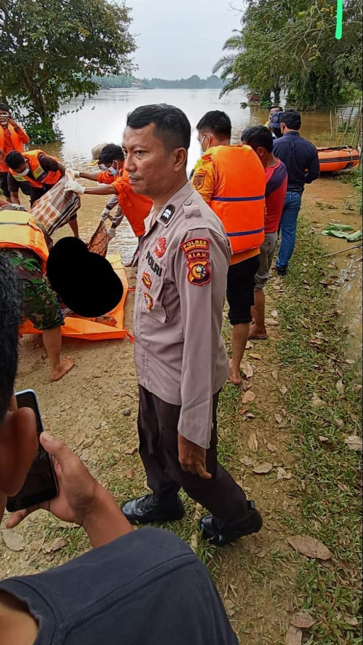 "Lalu, warga melaporkan ke Polsek Kuantan Tengah dan dievakuasi bersama dengan BPBD Kuansing. Mayat korban dievakuasi ke RSUD Teluk Kuantan," terang Feri.<br>