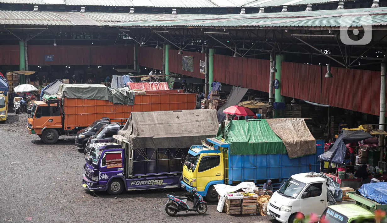 Sejumlah truk terparkir saat aktivitas bongkar muat di Pasar Induk Kramat Jati, Jakarta Timur, Rabu (12/1/2022). Pemprov DKI Jakarta melalui Perumda Pasar Jaya berencana akan merevitalisasi Pasar Induk Kramat Jati dengan luas 14,7 hektare ini pada tahun 2022. (Liputan6.com/Faizal Fanani)