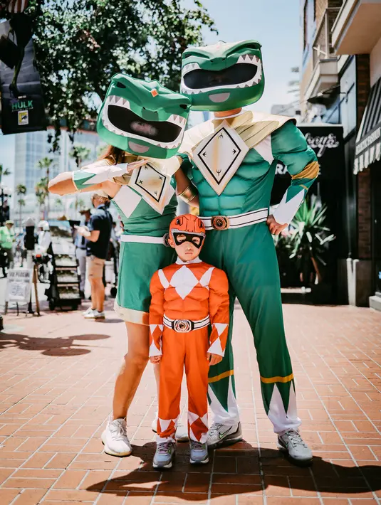 Cosplayer berpakaian seperti Power Rangers menghadiri San Diego Comic Con International 2022 di San Diego, California (22/7/2022). San Diego Comic Con 2022 berlangsung selama empat hari ini dari 21-24 Juli. (AFP Photo/Matt Winkelmeyer)