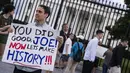 Keputusan ini diambil menyusul serangkaian kritik terkait kesehatannya sejak debat pertama dengan Donald Trump beberapa waktu lalu. (SAMUEL CORUM / AFP)