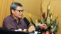 Pelaksana tugas (Plt) pimpinan KPK, Johan Budi memberikan keterangan terkait dikabulkannya gugatan praperadilan mantan Walikota Makassar, Ilham Arief Sirajuddin di Gedung KPK, Jakarta, Selasa (12/5/ 2015). (Liputan6.com/Helmi Afandi)