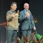 Menteri Kesehatan Budi Gunadi Sadikin bersama Duta Besar Belanda untuk Indonesia Lambert Grijns dalam acara Hari Raja Belanda di Erasmus Huis, Jakarta Selatan pada Rabu, 3 Mei 2023. (Liputan6.com/Alycia Catelyn)