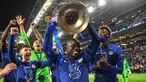 N'Golo Kante dinobatkan sebagai Gelandang terbaik di Liga Champions 2020/2021. Kontribusinya di lini tengah berhasil mengantarkan Chelsea sebagai juara Liga Champions musim itu. Kante berhasil mengoleksi 263 poin dari pemungutan suara tersebut. (Foto: AFP/Pool/David Ramos)