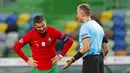 Striker Portugal, Cristiano Ronaldo, melakukan protes kepada wasit saat melawan Spanyol pada laga uji coba di Stadion Jose Alvalede, Kamis (8/10/2020). Kedua tim bermain imbang 0-0. (AP Photo/Armando Franca)