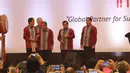 Presiden Jokowi didampingi Mendag Enggartiasto Lukita, Menko Perekonomian Darmin Nasution, Seskab Pramono Anung dan Gubernur Banten Wahidin Halim membuka pameran Trade Expo 2017 di ICE BSD, Tangerang Selatan, Rabu (11/10). (Liputan6.com/Angga Yuniar)