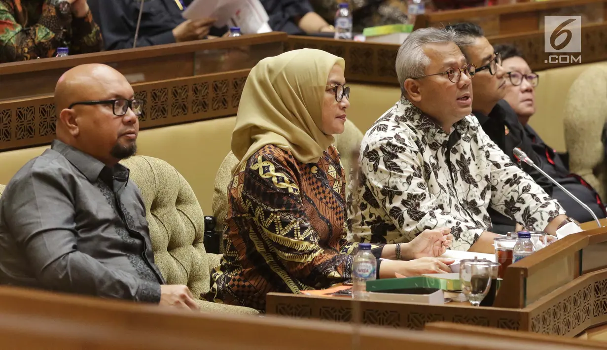 Ketua KPU, Arief Budiman (ketiga kiri) saat mengikuti rapat kerja/rapat dengar pendapat dengan Komisi II DPR di Kompleks Parlemen, Jakarta, Kamis (26/9/2019). Rapat membahas evaluasi Pemilu 2019 dan persiapan Pilkada Serentak 2020. (Liputan6.com/Helmi Fithriansyah)