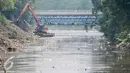  Warga menonton alat berat mengeruk kali Ciliwung di jalur Manggarai, Jakarta, Selasa (12/7). Cegah pendangkalan, Dinas Tata Air DKI Jakarta keruk kali Ciliwung. (Liputan6.com/Yoppy Renato)