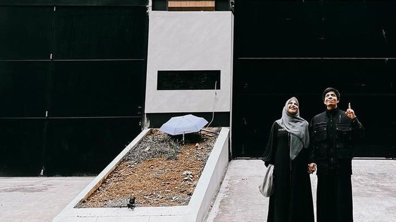 Meski mendapat banyak pujian, sebagian netizen penasaran dengan desain tanah terbuka di halaman depan yang dianggap mirip dengan makam.