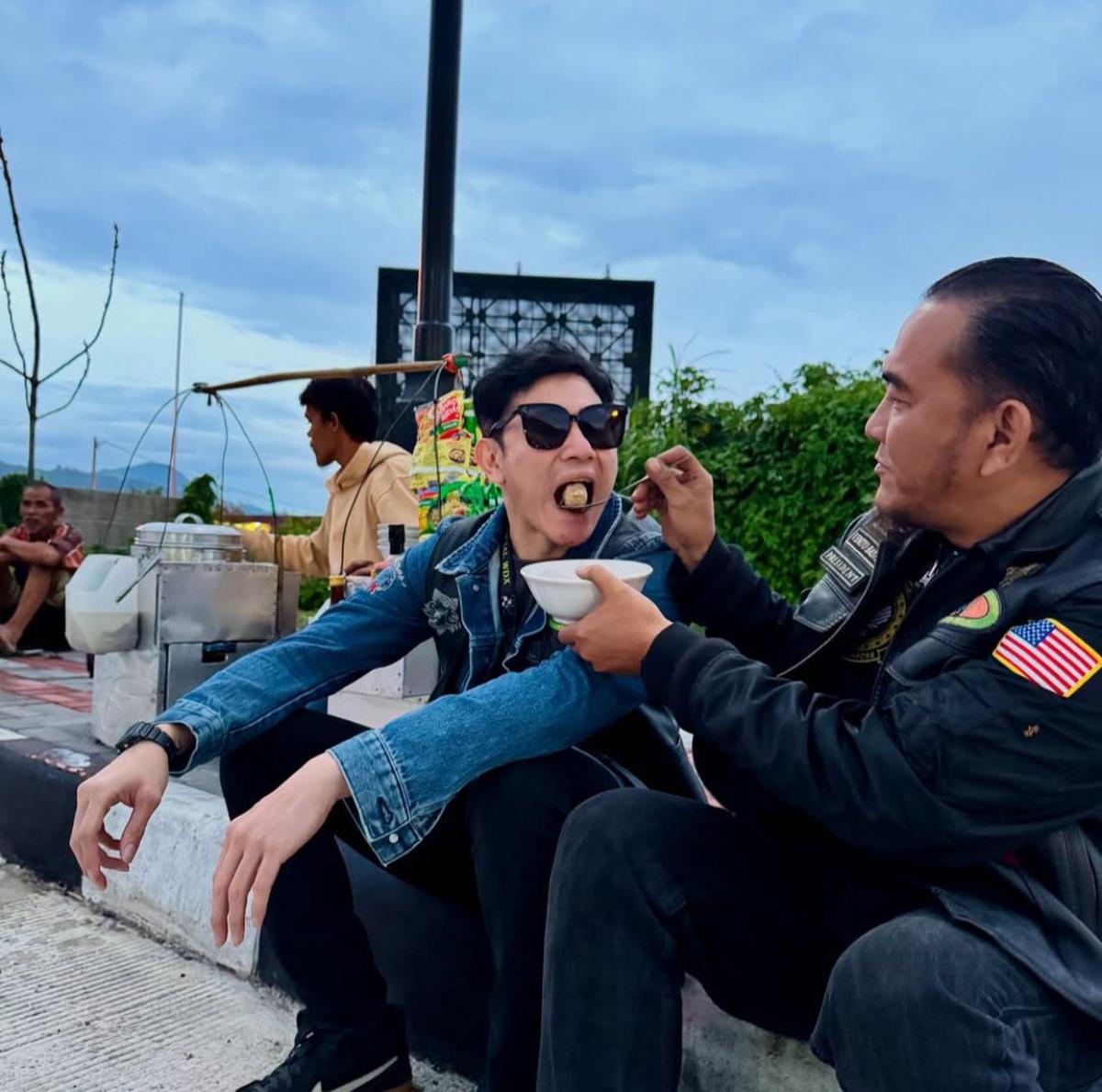 Keseruan Vino G. Bastian Makan Cuanki, Inspirasi Kesederhanaan di Tengah Gemerlap