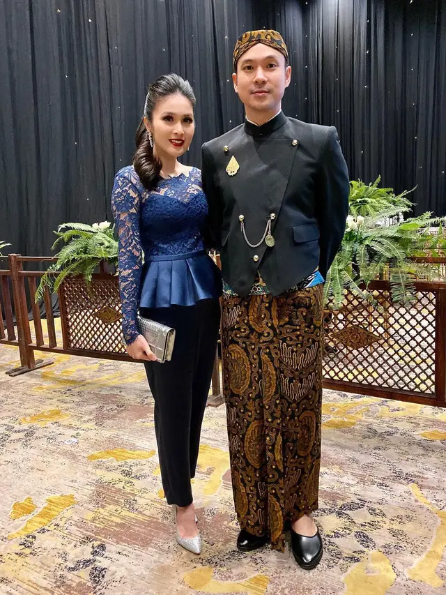 6 Gaya Elegan Sandra Dewi Dibalut Kebaya dan Wastra, Pancarkan Vibes ala Ibu Pejabat