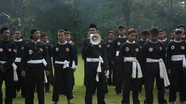 Agus menghimbau agar perguruan silat untuk tidak mendirikan tugu prasasti sebagai simbol identitas sesuai instruksi tegas dari IPSI Pati. (Liputan6.com/Arief Pramono)