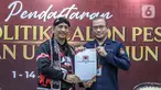 Ketua Komisi Pemilihan Umum (KPU) Hasyim Asy'ari (kanan) menerima berkas pendaftaran dari Ketua Umum Partai Kebangkitan Nusantara (PKN) I Gede Pasek Suardika (kiri) saat pendaftaran partai politik calon peserta pemilu tahun 2024 di Kantor KPU, Jakarta, Selasa (2/8/2022). Pada hari kedua pendaftaran, KPU menerima satu partai politik yang akan mendaftarkan diri sebagai calon peserta Pemilu 2024. (Liputan6.com/Faizal Fanani)