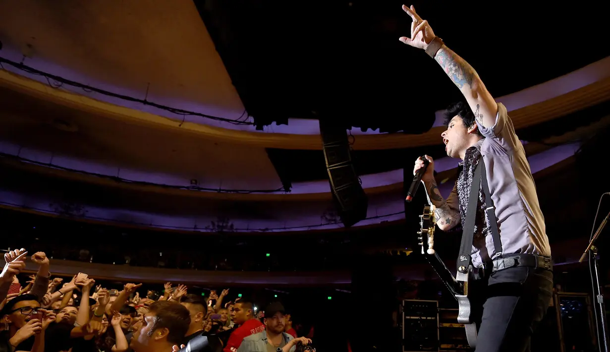 Para penonton menikmati konser Grup band punk-rock legendaris asal Amerika Serikat, Green Day di Hollywood Palladium, AS (17/10). Green Day mengalahkan Norah Jones dan OneRepublic pada tangga Billboard. (AFP Photo/Kevin Winter)